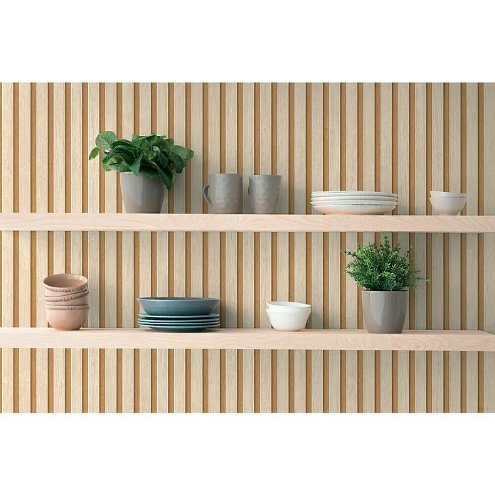 A.S. Création Hygge 3 Vliestapete Paneele - Creme-Braun, Holzoptik, 10,05 x 0,53 m - Dekorative Regale mit Geschirr. Die Regale zeigen eine Auswahl an Schalen, Tassen, Tellern und Topfpflanzen vor einer stilvollen Holzwand.