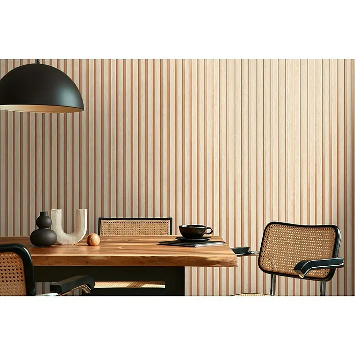 A.S. Création Hygge 3 Vliestapete Paneele - Creme-Braun, Holzoptik, 10,05 x 0,53 m - Dieses Bild zeigt einen Esstisch mit einer schwarzen Lampe darüber, Stühlen und einer Reihe von dekorativen Gegenständen. Wandpaneele im Hintergrund.