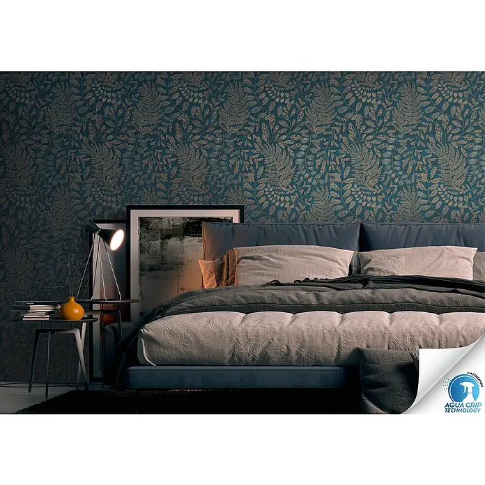 A.S. Création Designdrop Vliestapete Blätter - Blau-Kupfer, Floral, 10,05 x 0,53 m - Elegante Schlafzimmerkulisse mit einer detailreichen Tapete mit floralem Muster in Gold und Blau. Die Aqua Grip Technologie sorgt für Langlebigkeit.