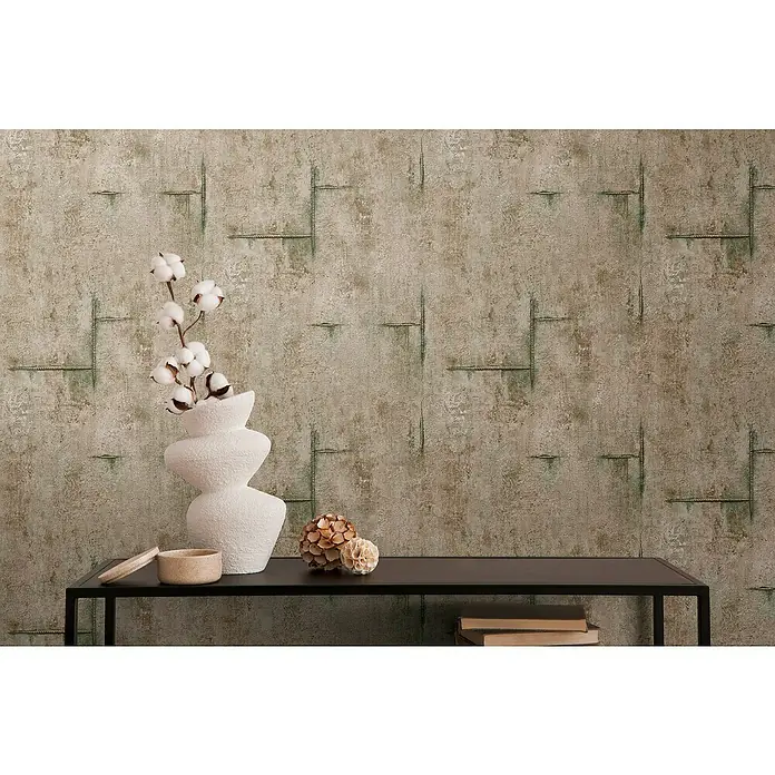 A.S. Création Cosmoliving by Cosmopolitan Vliestapete Beton - Braun-Grau-Grün, Betonoptik, 10,05 x 0,53 m - Nahaufnahme eines Raumes mit einer dekorativen Wand, einer eleganten Vase mit Baumwollzweigen und einer stilvollen Konsole.