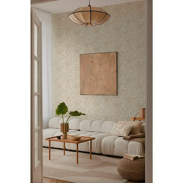 A.S. Création Cosmoliving by Cosmopolitan Vliestapete Blätter - Beige-Creme-Braun, Floral, 10,05 x 0,53 m - Ein Wohnzimmer mit einer weißen Couch, einem Holztisch und einer dekorativen Lampe, die eine gemütliche Atmosphäre schafft.