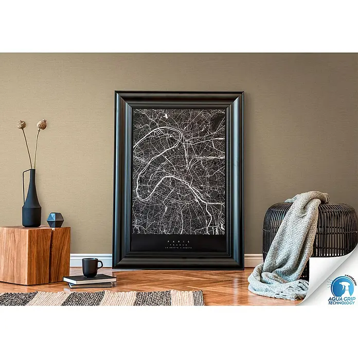 A.S. Création Designdrop Vliestapete - Braun, Uni, 10,05 x 0,53 m - Ein gerahmtes Paris Karte Poster im modernen Interieur, das eine elegante Wanddekoration darstellt.