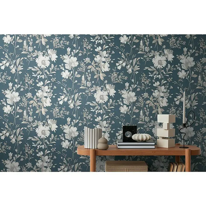 A.S. Création Cosmoliving by Cosmopolitan Vliestapete Blüten - Blau-Metallic-Weiß, Floral, 10,05 x 0,53 m - Nahaufnahme einer floralen Tapete in Blau mit weißen und silbernen Blüten, die eine elegante und ruhige Atmosphäre schafft.