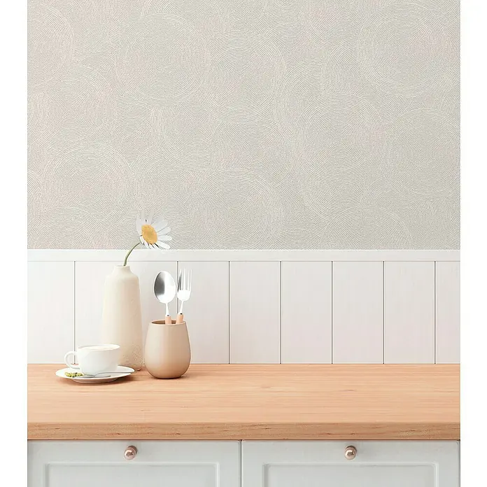 A.S. Création Hygge 3 Vliestapete Kreise - Creme-Weiß, Grafisch, 10,05 x 0,53 m - Nahaufnahme von Dekorationen auf einer Küchentheke mit floralem Hintergrundtapetenmuster.