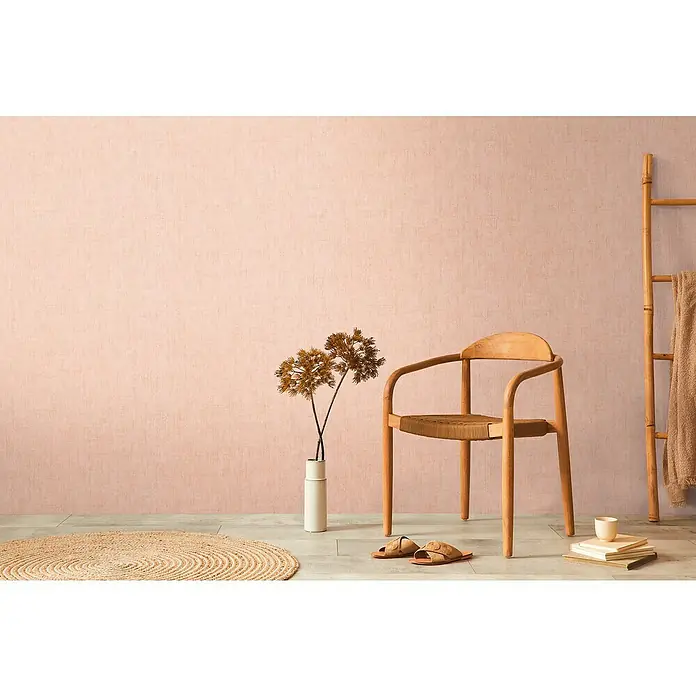A.S. Création Cosmoliving by Cosmopolitan Vliestapete - Rosé, Uni, 10,05 x 0,53 m - Dekorative Holzleiter mit Handtuch, rustikaler Stuhl und Wohnaccessoires vor einer rosa Wand für ein gemütliches Ambiente.