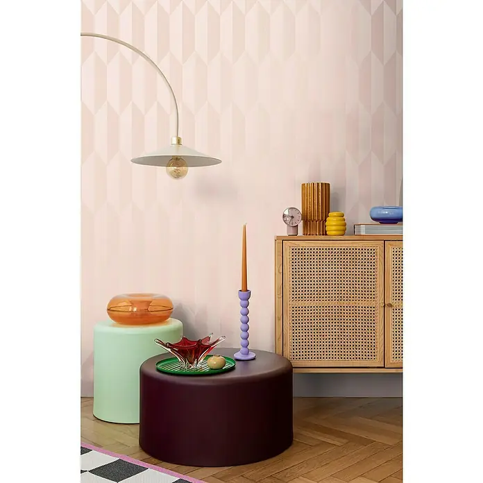 A.S. Création Cosmoliving by Cosmopolitan Vliestapete 3D-Grafik - Rosa-Metallic, Grafisch, 10,05 x 0,53 m - Inneneinrichtung mit einem Lampenschirm, einer Kommode, Beistelltischen und Dekorationsgegenständen in einem Raum mit gemusterter Tapete.