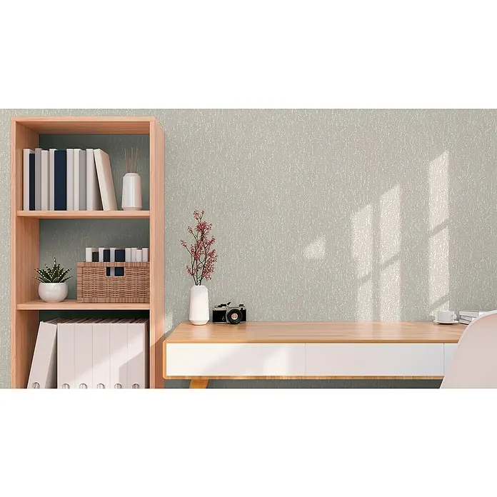 A.S. Création Hygge 3 Vliestapete Ranken - Grau-Creme, Floral, 10,05 x 0,53 m - Ein helles Arbeitszimmer mit einem Holzregal voller Bücher und einer Holzkommode mit Dekorationen.