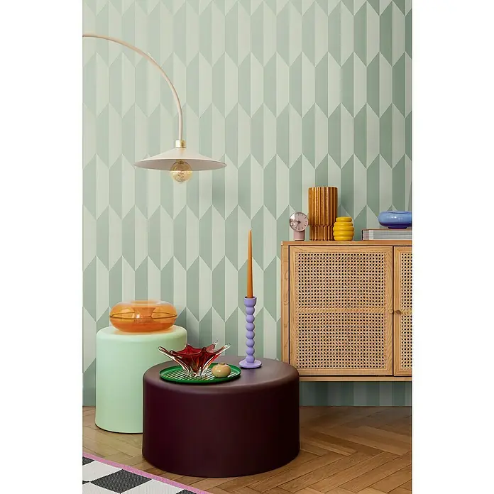 A.S. Création Cosmoliving by Cosmopolitan Vliestapete 3D-Grafik - Grün-Metallic, Grafisch, 10,05 x 0,53 m - Dekoratives Interieur mit stilvoller Leuchte, buntem Dekor und einem Schrank aus Rattan. Ein Hauch von Retro-Chic für Ihr Zuhause.