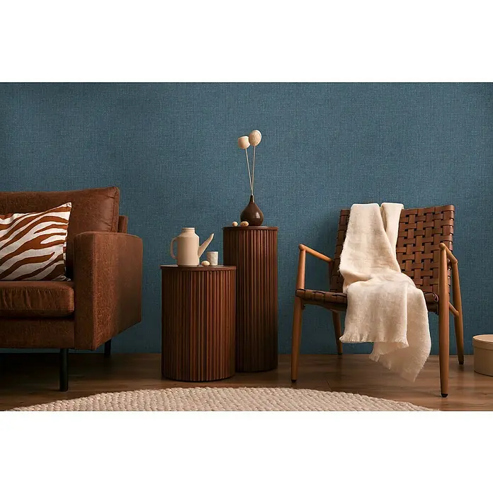 A.S. Création Cosmoliving by Cosmopolitan Vliestapete - Blau meliert, Uni, 10,05 x 0,53 m - Elegantes Wohnzimmer-Interieur mit braunem Sofa, dekorativen Beistelltischen und einem stilvollen Sessel mit Überwurf. Gemütliche Atmosphäre.