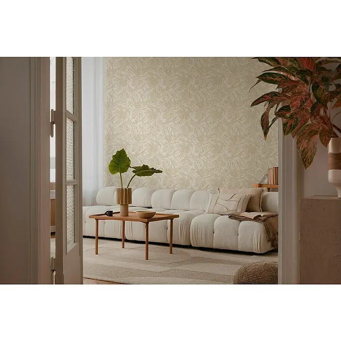 A.S. Création Cosmoliving by Cosmopolitan Vliestapete Blätter - Beige-Creme-Braun, Floral, 10,05 x 0,53 m - Elegantes Wohnzimmer mit modularem Sofa, Holztisch und stilvoller Blumenvase, das eine warme und einladende Atmosphäre schafft.