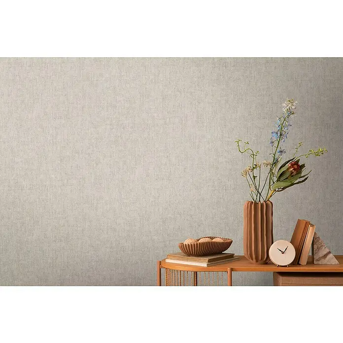 A.S. Création Cosmoliving by Cosmopolitan Vliestapete - Beigegrau, Uni, 10,05 x 0,53 m - Nahaufnahme einer Wand mit Leinen-Tapete in einem neutralen Farbton, die eine subtile Textur für eine elegante und vielseitige Raumatmosphäre bietet.