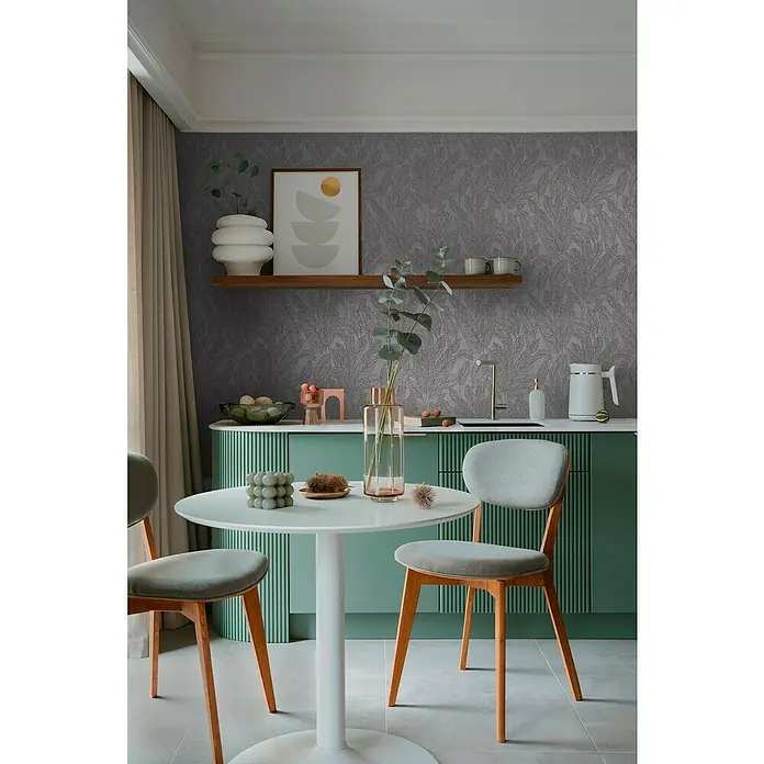 A.S. Création Cosmoliving by Cosmopolitan Vliestapete Blätter - Grau-Schwarz, Floral, 10,05 x 0,53 m - Küchenszene mit einem weißen Tisch, zwei grauen Stühlen und einem grünen Küchendesign. Elegantes Interieur mit dekorativen Elementen.