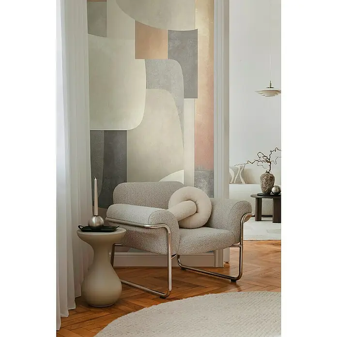 A.S. Création Cosmoliving by Cosmopolitan Fototapete Grafik II - B x H: 159 x 280 cm, Vlies - Wohnzimmer-Szene mit Bouclé-Sessel mit Chromgestell und Dekokissen, Beistelltisch mit Kerze und abstraktem Wandbild.