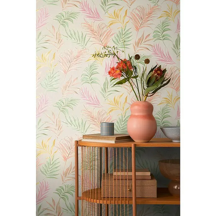 A.S. Création Cosmoliving by Cosmopolitan Vliestapete Ranken - Weiß-Grün-Rosa, Floral, 10,05 x 0,53 m - Regal mit Accessoires vor einer Wand mit Blättertapete.