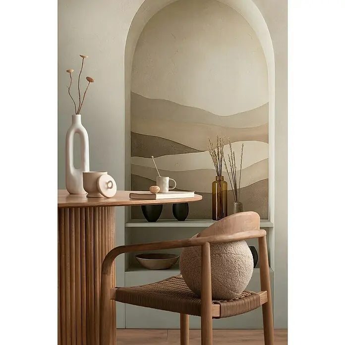 A.S. Création Cosmoliving by Cosmopolitan Fototapete Bogen - B x H: 159 x 280 cm, Vlies - Elegantes Interieur mit Fokus auf einem Holztisch, einer modernen Vase und einem stilvollen Stuhl mit Kissen in einem harmonischen Farbschema.