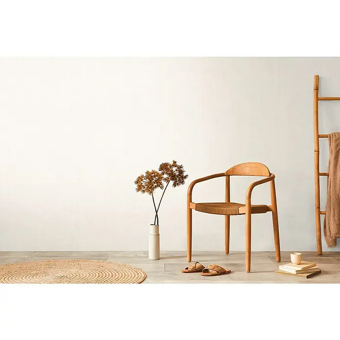 A.S. Création Cosmoliving by Cosmopolitan Vliestapete - Weiß, Uni, 10,05 x 0,53 m - Einladender Raum mit Holzstuhl, Leiter mit Handtuch, Vase mit Blumen, Teppich und Büchern. Natürliches, helles Interieur.