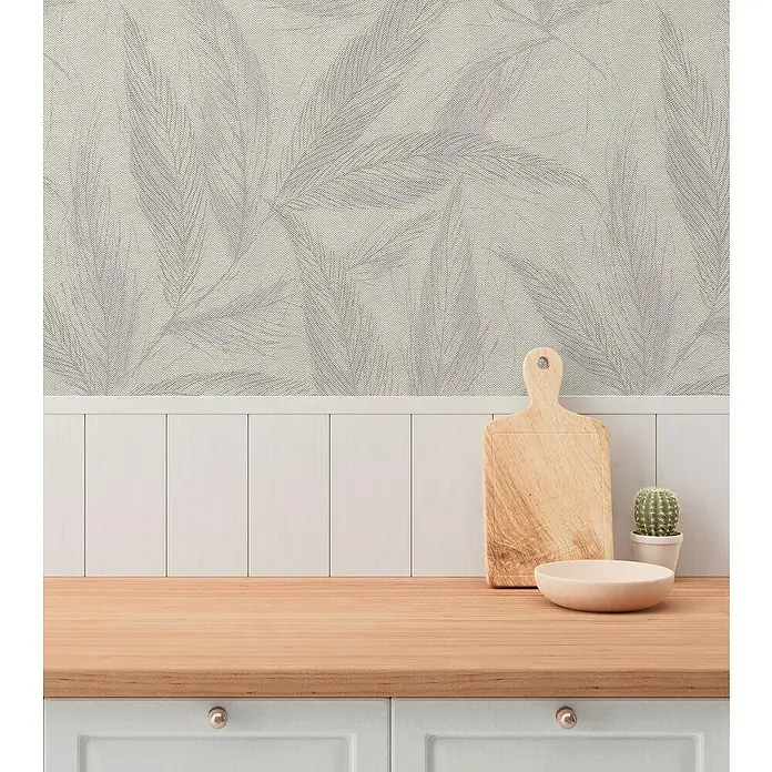 A.S. Création Hygge 3 Vliestapete Blätter - Grau-Weiß-Beige, Floral, 10,05 x 0,53 m - Ein Holztisch mit Schneidebrett, Schale und kleinem Kaktus, der eine einladende und natürliche Küchenszene schafft.