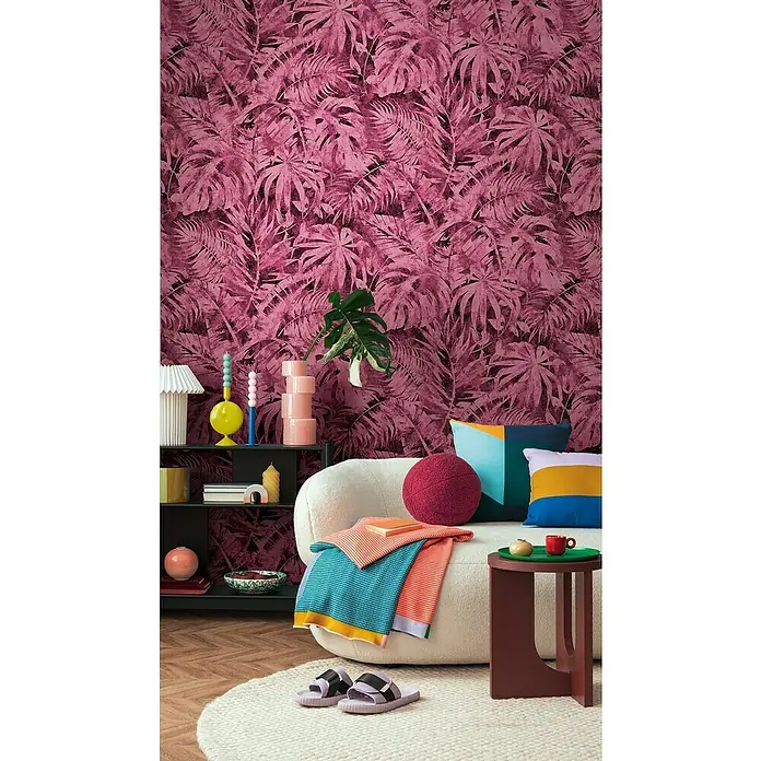 A.S. Création Cosmoliving by Cosmopolitan Fototapete Palme - B x H: 159 x 280 cm, Vlies, Pink-Schwarz-Rosa - Wohnzimmer mit rosa Blättertapete, weißem Sofa und farbenfrohen Kissen.