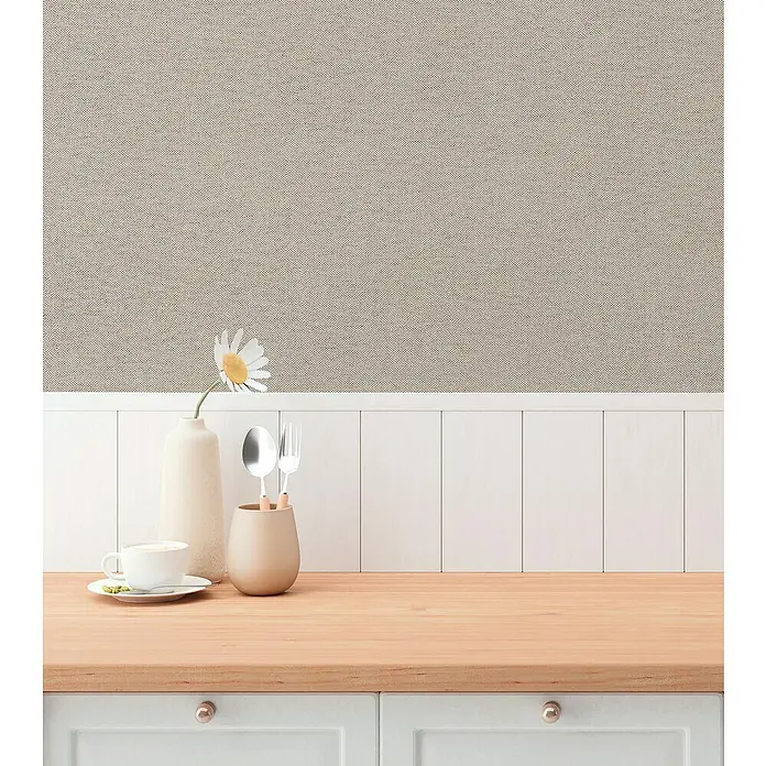 A.S. Création Hygge 3 Vliestapete - Graubraun, Uni, 10,05 x 0,53 m - Nahaufnahme von einer Küchentheke mit Geschirr, einem Kaffeesatz und einer Vase mit Blume, die eine gemütliche Atmosphäre schafft.
