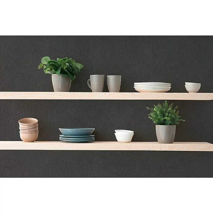 A.S. Création Hygge 3 Vliestapete - Schwarz, Uni, 10,05 x 0,53 m - Regale mit dekorativen Gegenständen wie Pflanzen, Tassen und Geschirr. Schlichtes Design mit Fokus auf Funktionalität und Ästhetik.