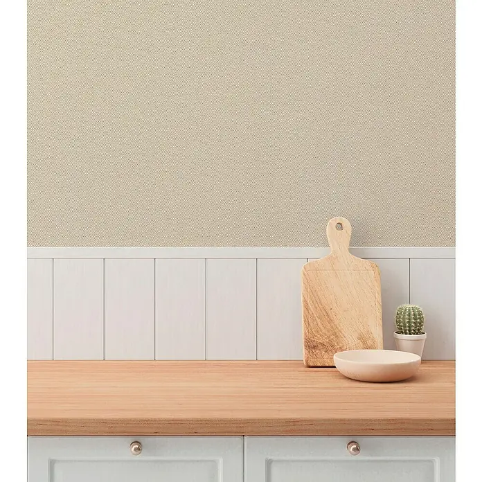 A.S. Création Hygge 3 Vliestapete - Beige, Uni, 10,05 x 0,53 m - Küchentisch mit Holzbrett und Kaktus, eine perfekte Kombination aus Funktionalität und natürlicher Dekoration für Ihre Küche.