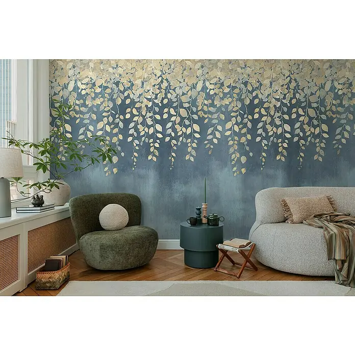 A.S. Création Cosmoliving by Cosmopolitan Fototapete Ranke II - B x H: 159 x 280 cm, Vlies - Elegantes Wohnzimmer mit einer stilvollen Couch und einem grünen Sessel vor einer Wand mit Blattmuster-Tapete, die eine gemütliche Atmosphäre schafft.