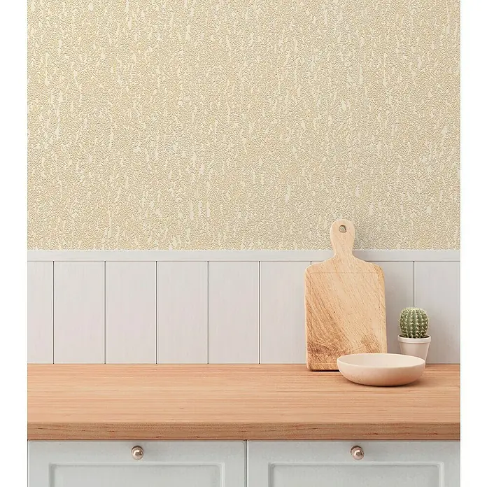 A.S. Création Hygge 3 Vliestapete Ranken - Beige-Gelb-Creme, Floral, 10,05 x 0,53 m - Nahaufnahme eines Holzschneidebretts und einer Schale auf einer Küchentheke mit einer kleinen Kaktuspflanze daneben.