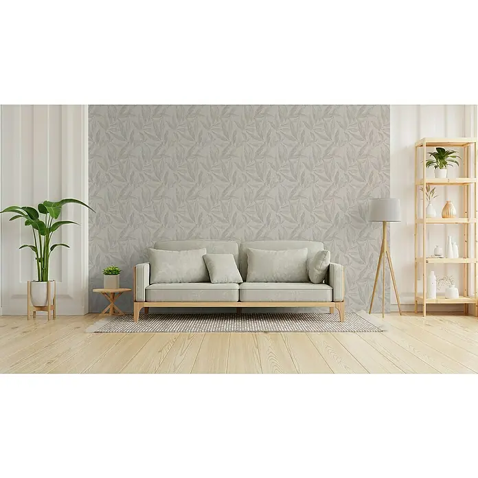 A.S. Création Hygge 3 Vliestapete Blätter - Grau-Weiß-Beige, Floral, 10,05 x 0,53 m - Eine stilvolle Inneneinrichtung mit einem eleganten Sofa, einer Stehlampe und einem Bücherregal, die zusammen eine entspannende Atmosphäre schaffen.