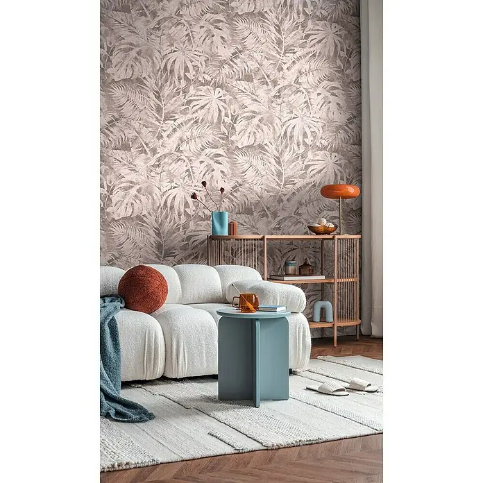 A.S. Création Cosmoliving by Cosmopolitan Fototapete Palme - B x H: 159 x 280 cm, Vlies, Rosa-Beige - Das Bild zeigt einen gemütlichen Wohnraum mit einer Couch, einem Beistelltisch und einem Regal vor einer Wand mit Blättertapete.