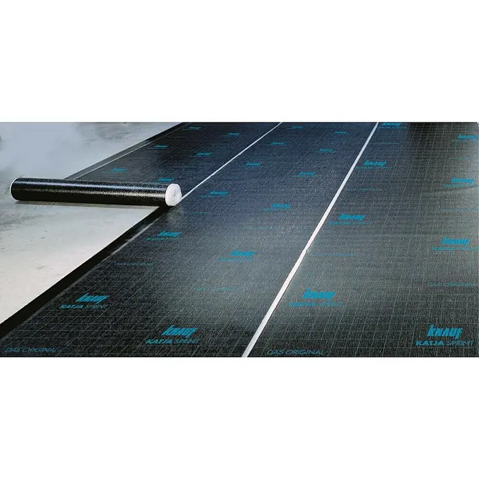 Knauf Katja Sprint Abdichtungsbahn - 32 m x 1,25 m x 0,9 mm - Ansicht einer Rolle Knauf Katja Sprint Abdichtungsbahn, die auf einem Untergrund ausgerollt wird.