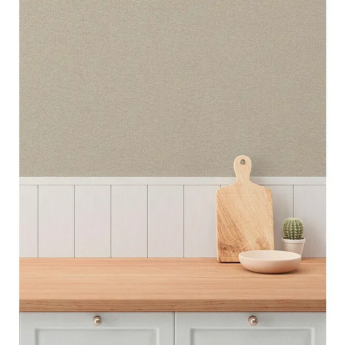 A.S. Création Hygge 3 Vliestapete - Hell-Braun, Uni, 10,05 x 0,53 m - Küchenarbeitsplatte mit Holzschneidebrett, Schale und Kaktus. Das Schneidebrett ist aus hellem Holz und steht auf der Arbeitsplatte.
