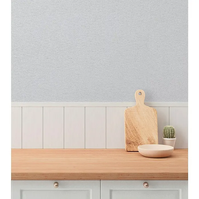 A.S. Création Hygge 3 Vliestapete - Pastelles Grau-Blau, Uni, 10,05 x 0,53 m - Einrichten Sie Ihre Küche mit einem Schneidebrett, einer Schale und einem Kaktus auf einer hellen Arbeitsplatte mit passenden Unterschränken.