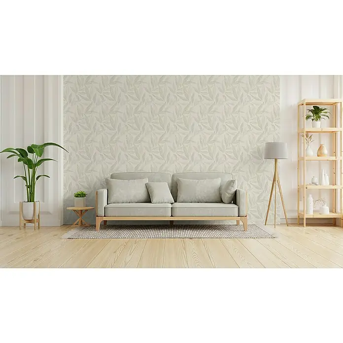 A.S. Création Hygge 3 Vliestapete Blätter - Weiß-Creme-Grau, Floral, 10,05 x 0,53 m - Wohnzimmer mit beigem Sofa, Stehlampe und Holzbücherregal vor einer hellen Wand mit Blattmuster. Stilvolles und gemütliches Interieur.