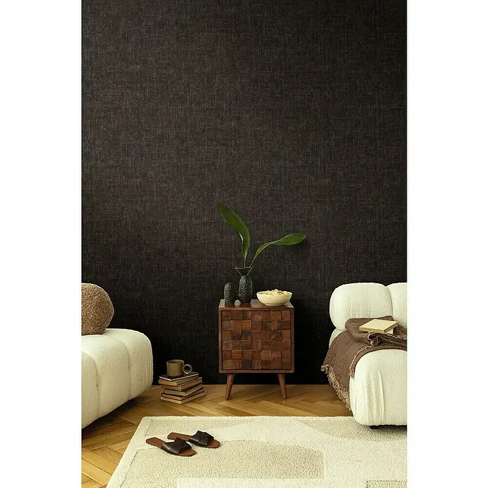 A.S. Création Cosmoliving by Cosmopolitan Vliestapete - Schwarz, Uni, 10,05 x 0,53 m - Nahaufnahme von einem Raum mit einem eleganten Schrank aus Holz, einem Sofa und einem flauschigen Teppich.