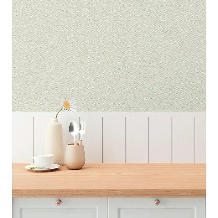 A.S. Création Hygge 3 Vliestapete - Hellgrün, Uni, 10,05 x 0,53 m - Elegantes Küchendekor mit einer stilvollen Arbeitsplatte, Geschirr und einer dekorativen Blume in einer Vase für eine gemütliche Atmosphäre.
