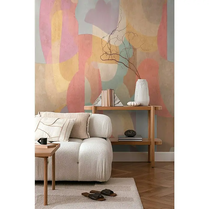 A.S. Création Cosmoliving by Cosmopolitan Fototapete Grafik I - B x H: 159 x 280 cm, Vlies - Ein stilvolles Wohnzimmer mit einem weißen Sofa, einem hellen Holzregal und einer abstrakten Wandgestaltung. Die harmonische Farbpalette schafft eine einladende Atmosphäre.