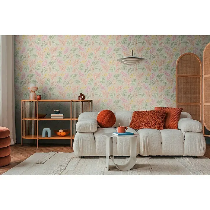 A.S. Création Cosmoliving by Cosmopolitan Vliestapete Ranken - Weiß-Grün-Rosa, Floral, 10,05 x 0,53 m - Wohnzimmer mit einer weißen Couch, einem hellen Teppich und einer bunten Blättertapete.