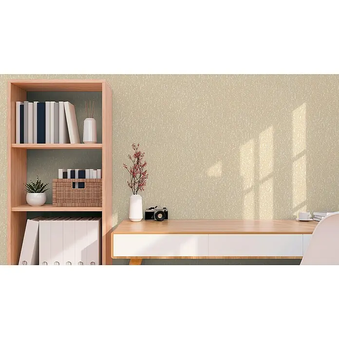 A.S. Création Hygge 3 Vliestapete Ranken - Beige-Gelb-Creme, Floral, 10,05 x 0,53 m - Das Foto zeigt ein Bücherregal, einen Schreibtisch mit Lampe, eine Pflanze, Bücher und eine Kamera vor einer dezent gemusterten Wand.
