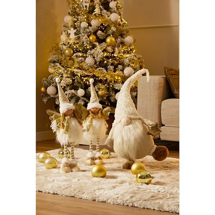 Figura decorativa Gnomo Kasper - L x An x Al: 7 x 23 x 68 cm, Plástico - Decoración festiva con dos figuras de ángeles y un gnomo frente a un árbol de Navidad decorado. Adornos dorados completan el arreglo.