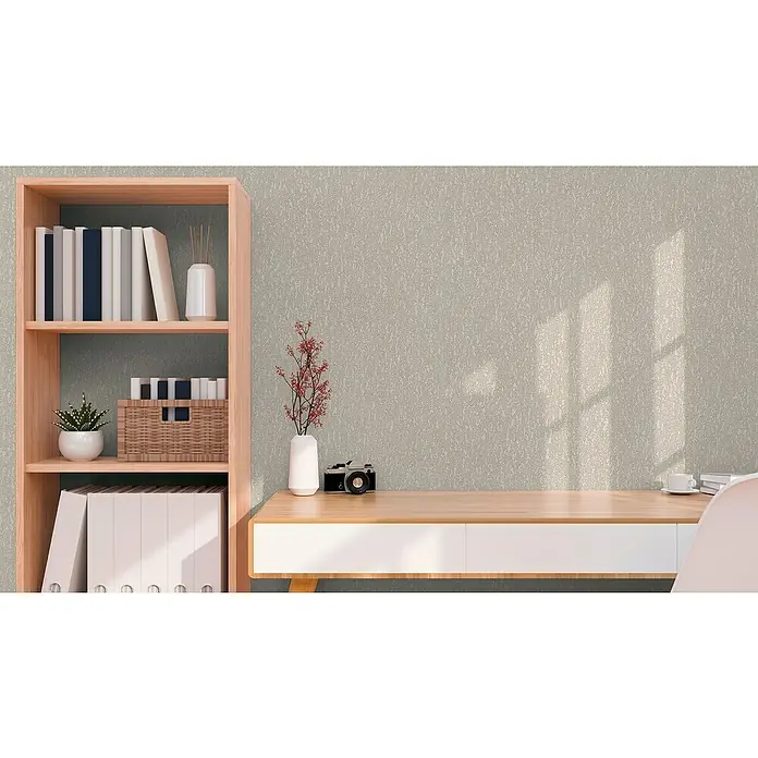 A.S. Création Hygge 3 Vliestapete Ranken - Greige, Floral, 10,05 x 0,53 m - Bücherregal aus hellem Holz mit Deko und Schreibtisch mit Kamera, Vase und Kaffeetasse für ein gemütliches Arbeitszimmer mit natürlichem Licht.