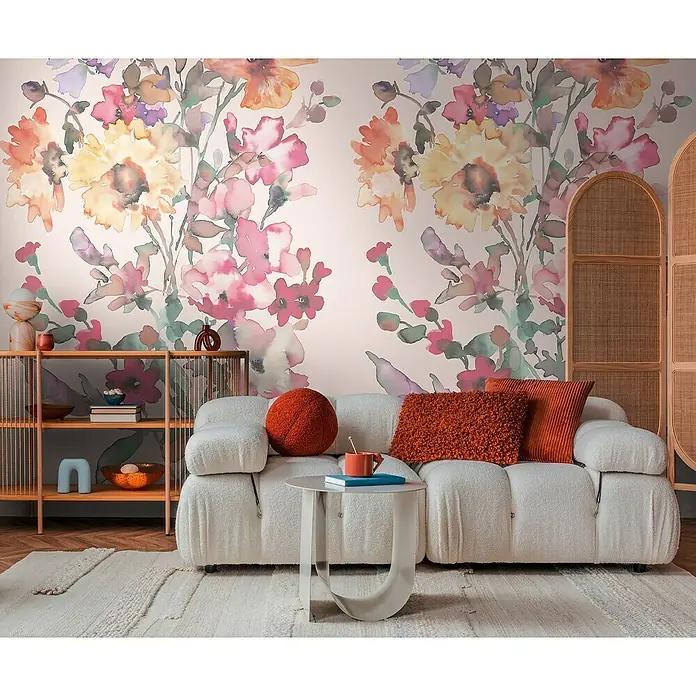 A.S. Création Cosmoliving by Cosmopolitan Fototapete Blütenstrauß - B x H: 159 x 280 cm, Vlies - Wohnzimmer mit modernem Sofa, floraler Tapete und Holzregal. Gemütliches Interieur mit stilvollen Möbeln und dekorativen Elementen.