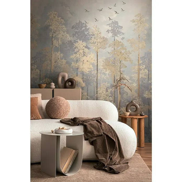 A.S. Création Cosmoliving by Cosmopolitan Fototapete Wald - B x H: 159 x 280 cm, Vlies - Wohnzimmer mit weißem Sofa, Couchtisch, Kommode und Dekoration vor einer Waldtapete mit Vogelsilhouette.