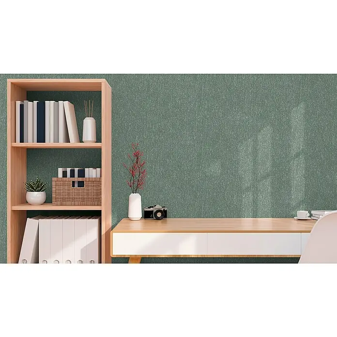 A.S. Création Hygge 3 Vliestapete Ranken - Grün, Floral, 10,05 x 0,53 m - Eine moderne Arbeitszimmereinrichtung mit einem hellen Holzregal und Schreibtisch vor einer grün getönten Wand.