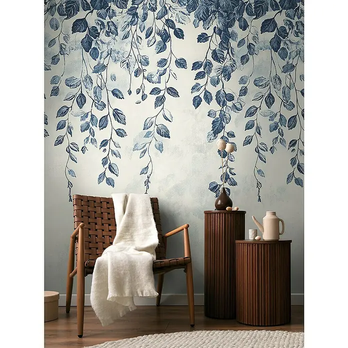 A.S. Création Cosmoliving by Cosmopolitan Fototapete Ranke I - B x H: 159 x 280 cm, Vlies - Elegante Interieuraufnahme mit einem Korbsessel, einem weichen Plaid und dekorativen Beistelltischen unter einem floralen Wandmuster.