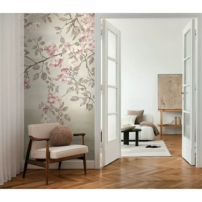 A.S. Création Cosmoliving by Cosmopolitan Fototapete Florale Zweige - B x H: 159 x 280 cm, Vlies - Einladendes Interieur mit einem hellen Sessel mit Kissen vor einer floralen Tapete und einem Blick durch offene Türen auf ein gemütliches Wohnzimmer.