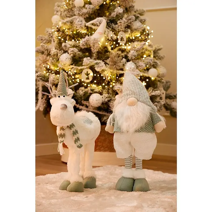 Figura decorativa Ingo - L x An x Al: 26 x 14 x 66 cm, Textil - Figuras decorativas navideñas, un reno con bufanda y un gnomo con barba, frente a un árbol de Navidad decorado.