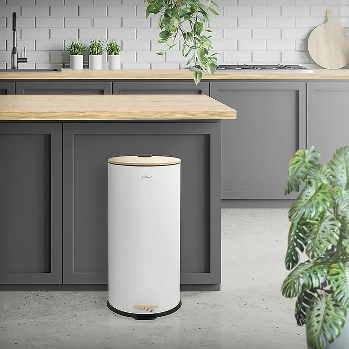 ML-Design Standard Mülleimer Badeimer Abfalleimer 30L rund Weiß Stahl mit Inneneimer Bambusdeckel - 30 l, Stahl, Weiß - Ein weißer runder Mülleimer mit Holzdeckel und Fußpedal steht in einer modernen Küche.
