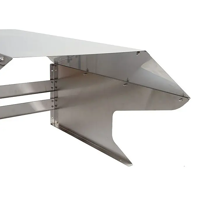 Proregal Mähroboter-Garage Mähroboter-Garage - Edelstahl - Detailaufnahme einer modernen, silberfarbenen Dunstabzugshaube aus Edelstahl, die durch ihr minimalistisches Design besticht.
