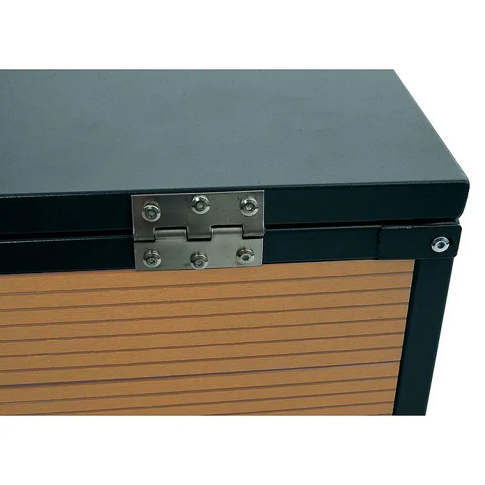 Proregal Mähroboter-Garage Mähroboter-Garage mit Deckel - L x B x H: 70 x 60 x 35 cm, Eiche-Optik - Nahaufnahme einer Gartenbox mit Holzverkleidung und einem Scharnier, das den Deckel mit dem Korpus verbindet. Praktisch und robust für den Außenbereich.