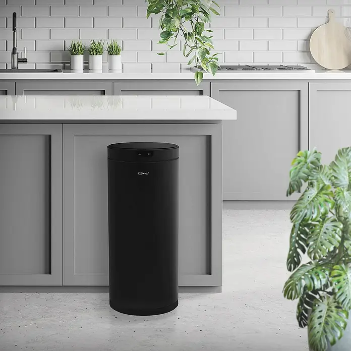 ML-Design Sensormülleimer 40L rund aus Stahl Abfalleimer berührungslos, Klemmring für Müllbeutel - 40 l, Stahl, Schwarz - Elegante, schwarze MÜVON Home Abfalleimer mit Sensorsteuerung in einer modernen Küche, perfekt für stilvolle Abfallentsorgung.